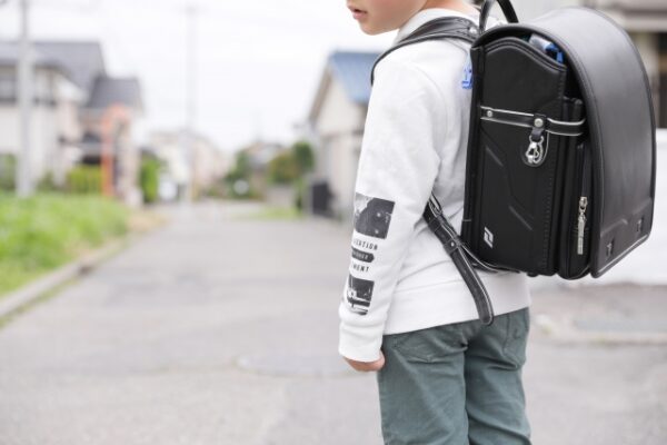 不登校の子どもの家庭では経済的な負担が大きいらしい